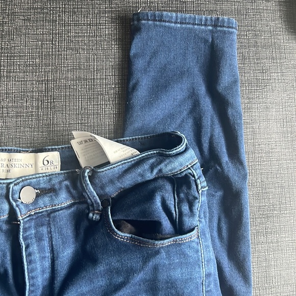 The Abercrombie A&F Sateen High Rise Ultra Skinny Jeans 6 regular W28 L29 - Picture 4 of 4